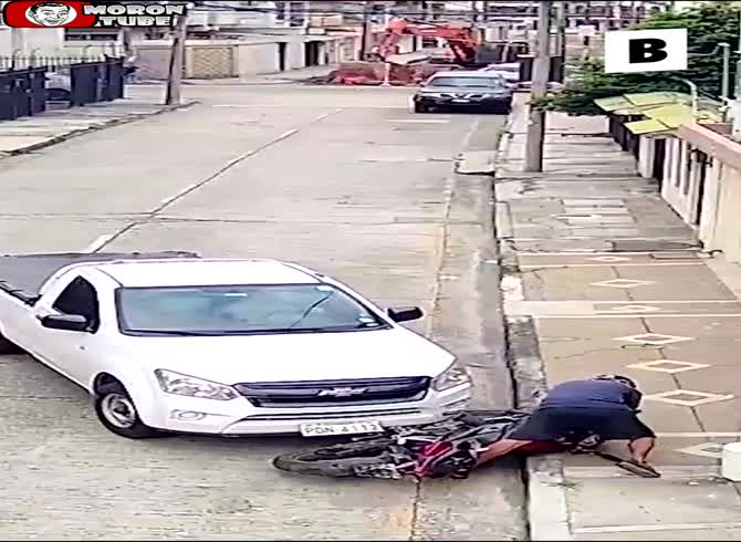 Video :A mad driver surprises and interrupts a robber!